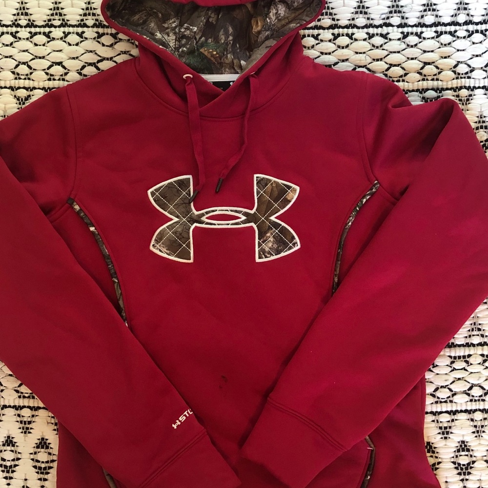 Underarmour magenta w/camo accents hoodie sz small